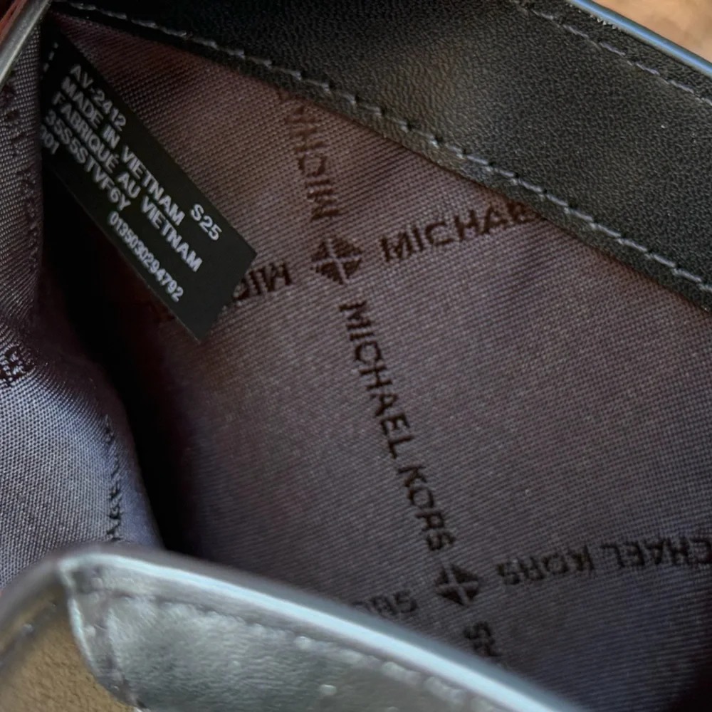 Michael Kors Jet Set Travel Bifold Black White Floral Wallet - Picture 8 of 12